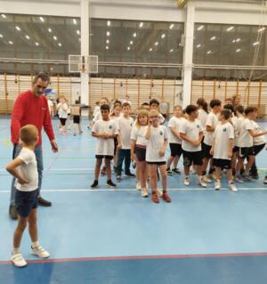 Minitorna a Kzilabda az Iskolban program rsztvevinek – kzel szz gyermek a plyn