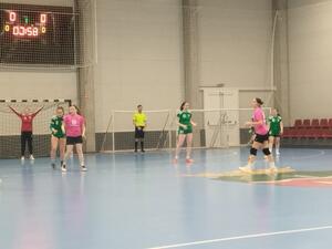 K�zd�ttek a l�nyok, de a hosszabb pad d�nt�tt